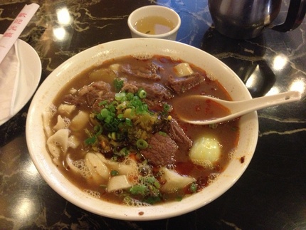 台湾料理のお店で四川牛肉麺