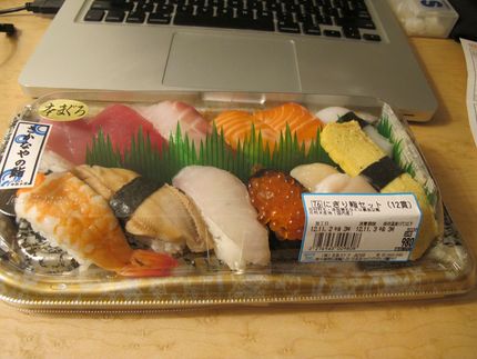 今日もホテルの部屋で夕食