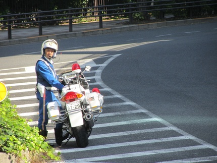 睨まれた