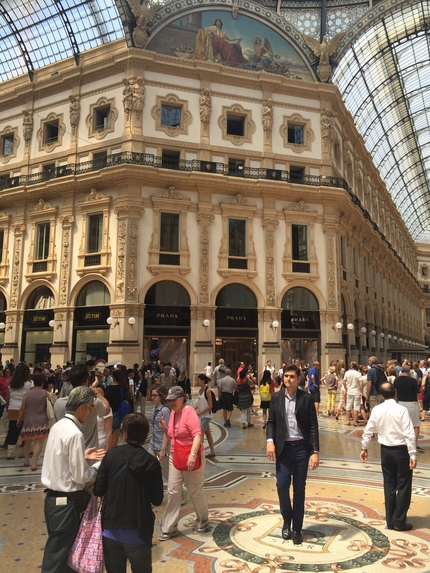 プラダはイタリアのブランドなん...
