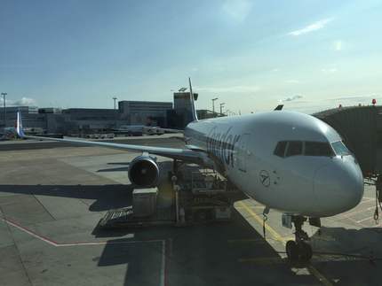 飛行機が遅れています。