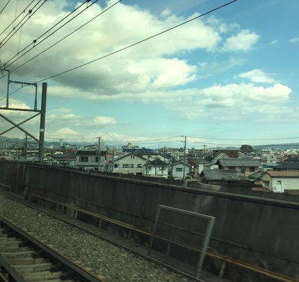 富士山が新幹線の南側の窓から見...