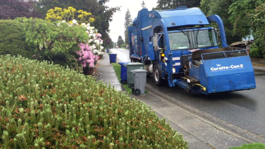 米国のゴミ回収車はワンマンなん...