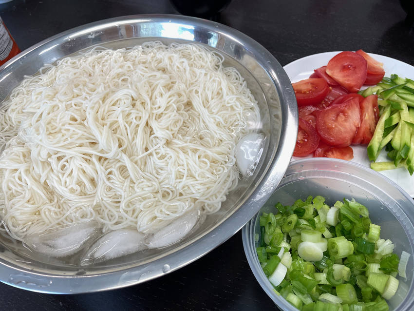 お昼はそうめん