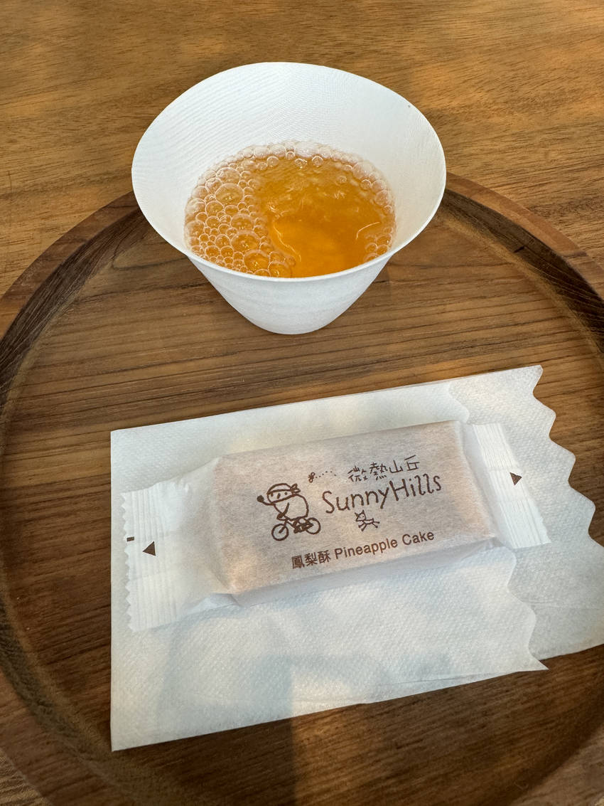 お茶とお菓子で一服。