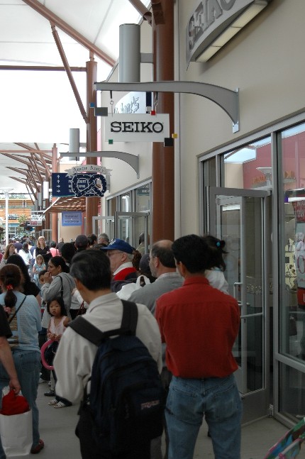 新しくできたアウトレットストア...