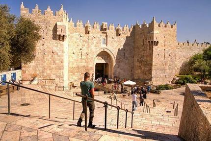 エルサレム旧市街のダマスコ門。...
