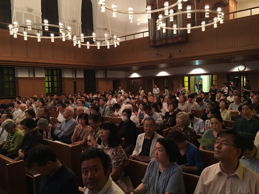 満席となった会衆席