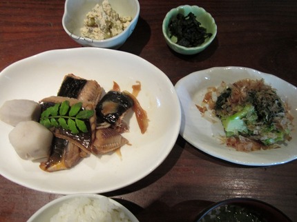 今日のお昼は　エイの煮付け