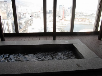 18階屋上の足湯 吹きさらしで...