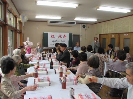 長寿を祝して乾杯!