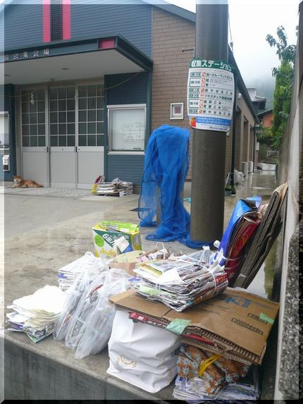 雨の資源ごみ（紙・布）ゴミ・ス...