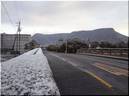 屋島もうっすら雪景色！　　　Ｗ...
