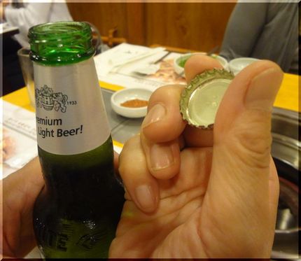 birdyは素手でビールの栓を...