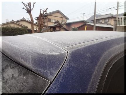 紺色の車だから、霜がよく目立ち...