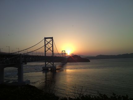 大鳴門橋と夕陽