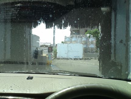 只今、洗車中