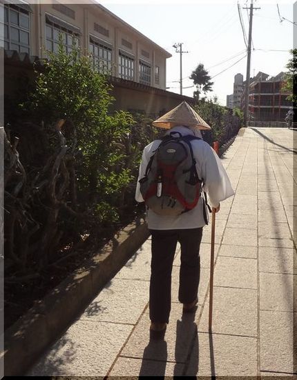 朝日に向かってお遍路さん　　　...