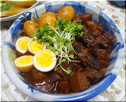 *牛スジ肉とお大根、お蒟蒻の赤...