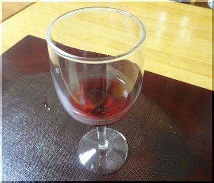 まず乾杯。 甘いペルーの赤ワイ...