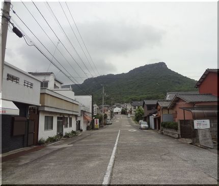 反対側を見ると…屋島 昔は山頂...