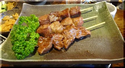 *さくら肉串焼き 1470円。...