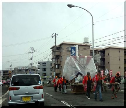 雨の中のお祭り