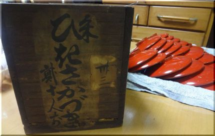 すべて絵替わりです。 赤い漆に...