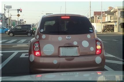 white dotのpink車