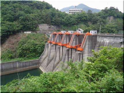 四国の中央から横断する吉野川。...