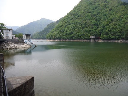 ダム湖は「金砂湖」。バス釣りで...