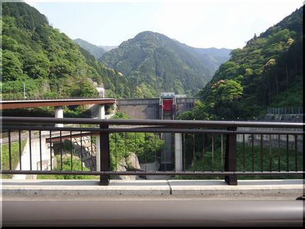 ループ橋からダム正面を。 走行...