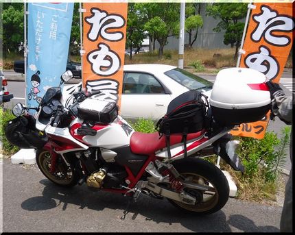 赤と白のカッコいいバイクで来ら...