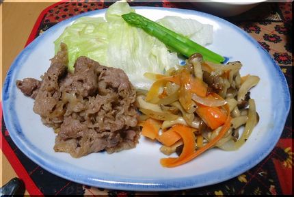 ＊薄切り牛肉をグルグルっと炒め...