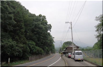 R32の上空を横切って渡してい...