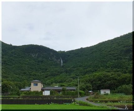 大雨で出現する「稚児が滝」