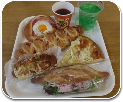 姫が手前のハムのサンドイッチと...