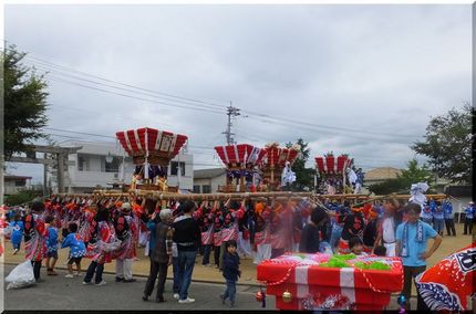 ちょっと寂しいお祭り風景 鉛色...