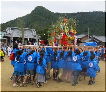姫の小学校のお神輿です。 PT...