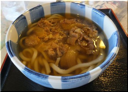 ゴルフ場の肉うどんは815円！