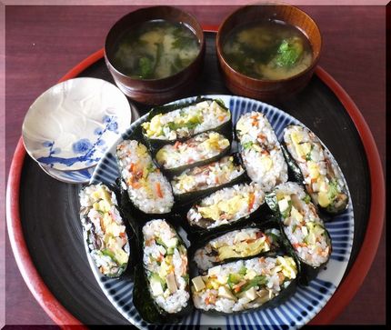 前日の残りのばら寿司をおにぎら...