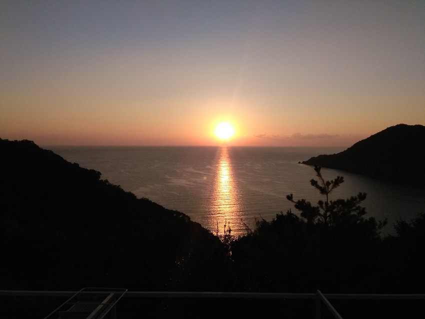 海面はうっすら霞んでいたので、...