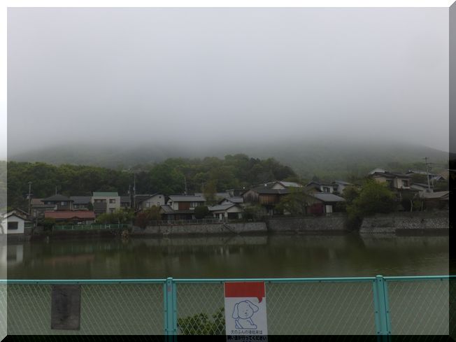 前日の晴れとうってかわって、瀬...