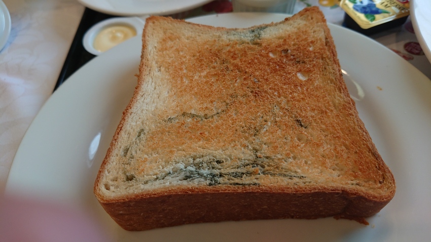 藍入り食パンです 初めて食べま...