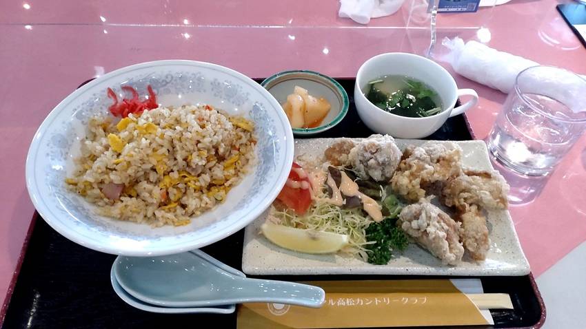 ランチは 「唐揚げと炒飯セット...