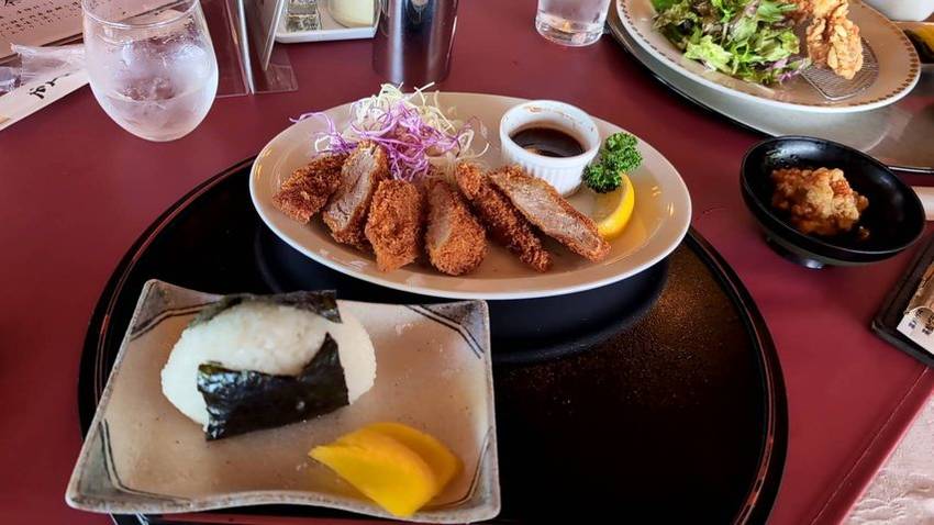 *ヒレカツとおにぎり 毎度のラ...
