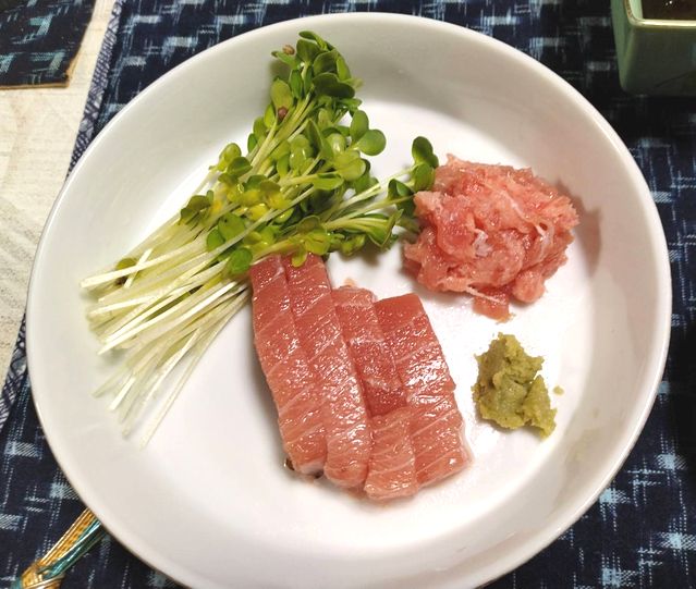 *「畜養」本鮪の中トロのお造り...