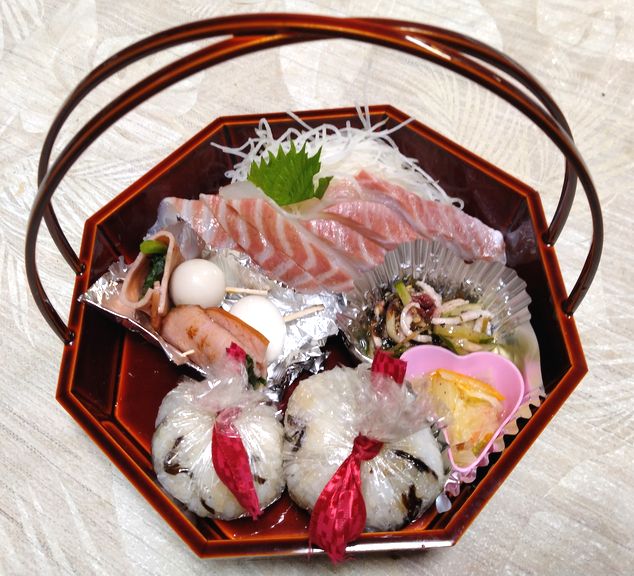 この日は春慶塗の手提げ風の漆器...