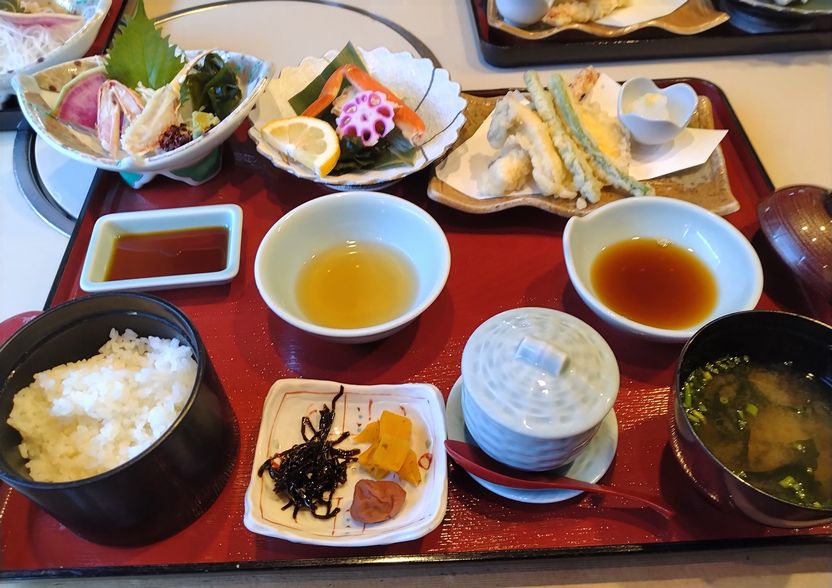 「かに通」の昼御前　2500円...