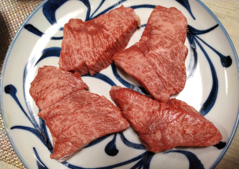 ロースステーキ肉と迷って…サシ...